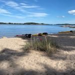 Stora sandön med fina stränder för bad och sol.