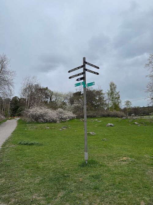Grusvägarna är välskyltade och det är lätt att hitta.