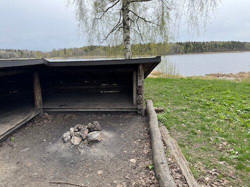 Vindskydd vid Rocksta om det regnar och man behöver ta skydd.