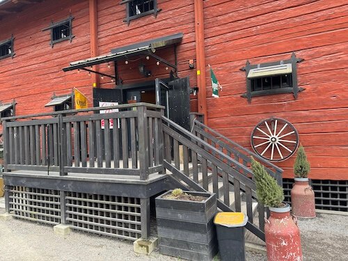 Efter vandringen kan man ta en hembakad fika vid Cafe Säby Gård. 