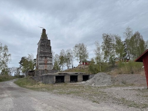 Industribyggnad längs vägen.