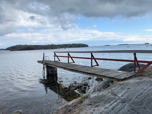 Fikapaus vid en brygga nedanför Stensunds slott. Vacker utsikt över havet.