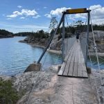 Speciellt för Stendörrens naturreservat är de fina hängbroarna som tar en lätt mellan öarna.