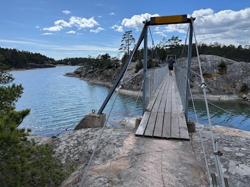 Speciellt för Stendörrens naturreservat är de fina hängbroarna som tar en lätt mellan öarna.