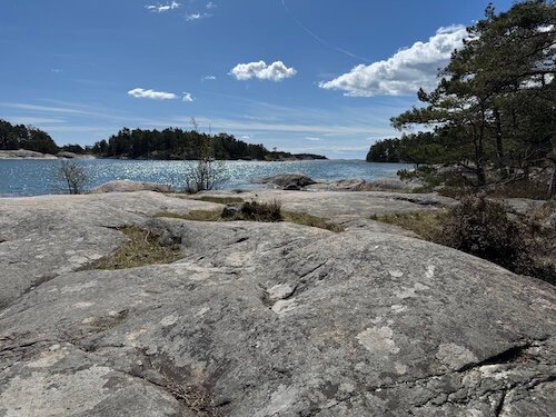 Det är riktigt skärgårdsnatur med vackra klippor och hav.