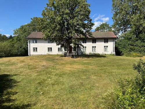 Förbi ett gamalt tingshus. Norrö tingshus närmare bestämt.