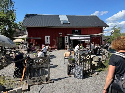 Ängligen framme i Åkersbro. Där finns mysigt matstället och vi käkare en välförtjänt glass!